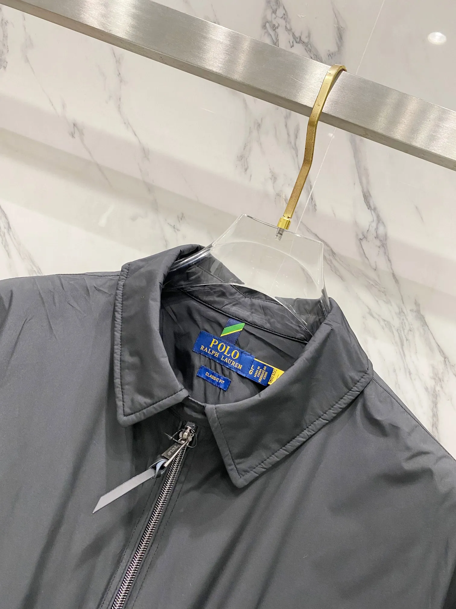 P370 Ralph Lauren classic solid color LOGO embroidered jacket. Original customer-supplied high-quality fabric. Ingredients: 100% T. Added three-proof technology. Windproof, waterproof and anti-fouling. The fabric is added with glue technology. The fabric surface is smooth, crisp and stylish. This style of clothing seems simple and unremarkable, but the workmanship is complex. There are many details. The small lanyard design of the inner pocket also achieves the same details as the original version. The hem and cuff threads are imported high-density high-speed threading machine. The overall tightness and style The pony embroidery on the chest is embroidered with an imported Behringer embroidery machine. The smaller the pattern, the smaller the pattern. It seems simple but is actually complicated! The ropes of the pony, the sticks and the contours of the horse all like the configuration of the embroidery machine. They are simple but not simple. They are made by foreign trade factories. The pockets are opened using a professional template machine. Small details such as threads are manually marked to ensure delivery quality that is unmatched by small workshops. Full clothing accessories and hardware, molded LOGO zipper pullers and horn buckle side LOGOs all require extremely high molds to achieve the effect. The leather head of the zipper puller is made of imported cowhide, which is soft and durable. Color: black (gray embroidery, black slider), dark blue (khaki embroidery, khaki slider)